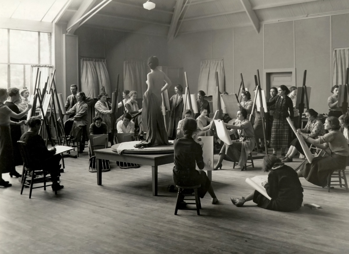 Chatterton teaching a life drawing class at Vassar in the late 1930s.